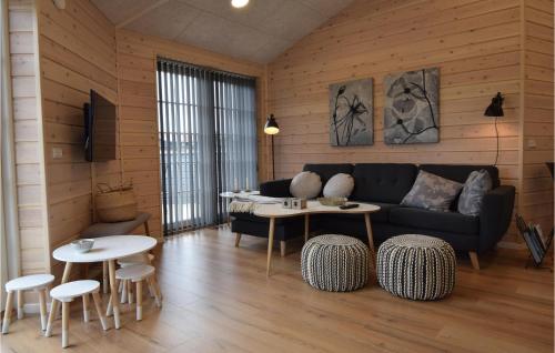 Posezení v ubytování Cozy Home In Fanø With Kitchen