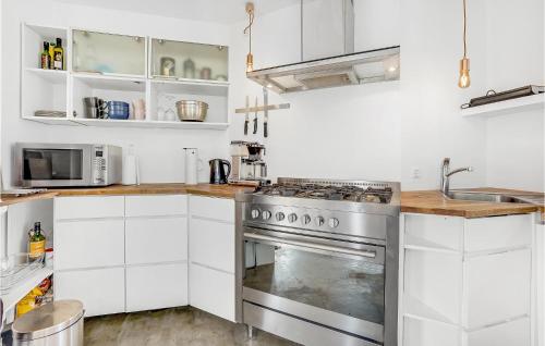 Η κουζίνα ή μικρή κουζίνα στο Stunning Apartment In Højer With Wifi