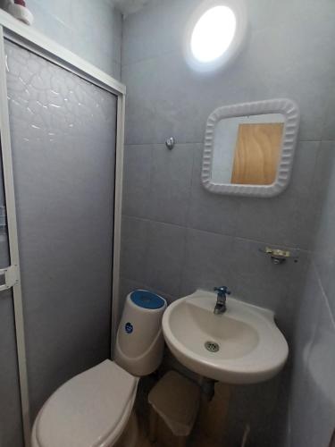 a small bathroom with a toilet and a sink at Confortable y Central Habitación a 1 cuadra de la playa in San Andrés