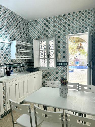 Dapur atau dapur kecil di Maison l'hirondelle chatt Mariem