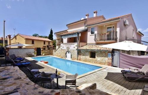 Bazén v ubytování Klimatisierte Wohnung in Tar mit gemeinschaftlichem Pool, Garten und Grill nebo v jeho okolí