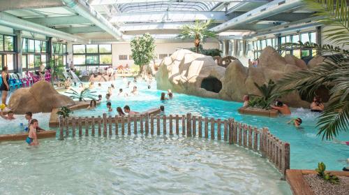 a group of people in a pool at a water park at Camping L'Ocean in Brem-sur-Mer