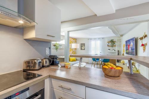 une cuisine avec un bol de fruits sur le comptoir dans l'établissement Le Saint-Antoine par Your Sweet Loc, à Compiègne