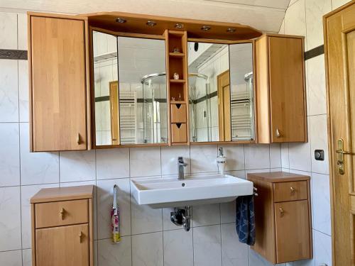 Bilik mandi di Moderne Ferienwohnung mit Sonnenbalkon in Fretter