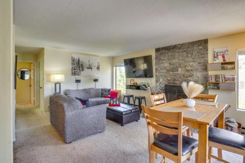 Un lugar para sentarse en Brian Head Condo with Fireplace, Close to Reservoir!