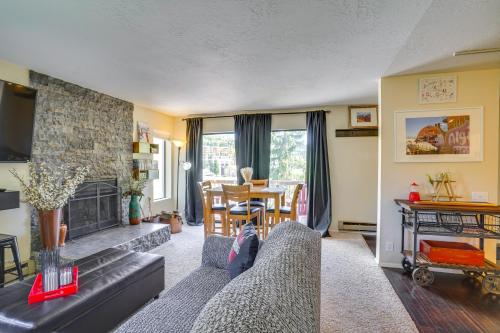 Un lugar para sentarse en Brian Head Condo with Fireplace, Close to Reservoir!