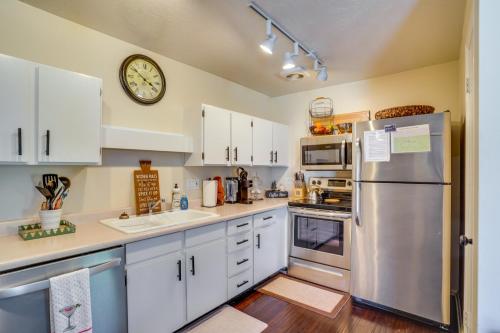 Una cocina o cocineta en Brian Head Condo with Fireplace, Close to Reservoir!