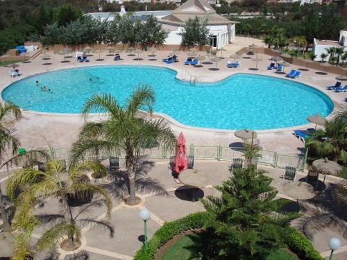 La alberca dentro o cerca de Isly Golf Hotel