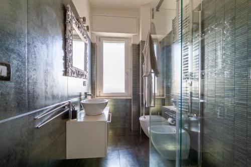 a bathroom with two sinks and two toilets at Moderno Appartamento Navigli Milano:Two Nice Jacks in Milan