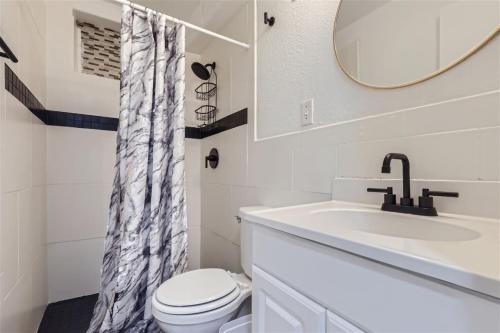 Ένα μπάνιο στο 15-mins from DIA, Remodeled, Cozy Downstairs Unit