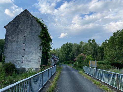 un vieux bâtiment sur le côté d'une route dans l'établissement Le Moulin de Chambon, à Villedieu-sur-Indre