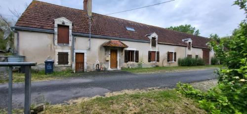 une vieille maison sur le côté d'une route dans l'établissement Le Moulin de Chambon, à Villedieu-sur-Indre