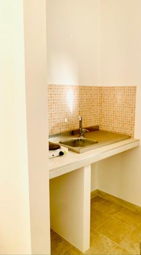 a kitchen counter with a sink in a room at Nonna Annunziata in Gemini