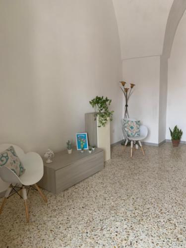 a living room with two chairs and a table at Nonna Annunziata in Gemini