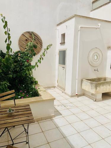 a courtyard with a bench and a tub in a building at Nonna Annunziata in Gemini