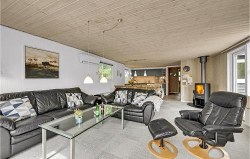 Posezení v ubytování Four-Bedroom Holiday Home In Hemmet