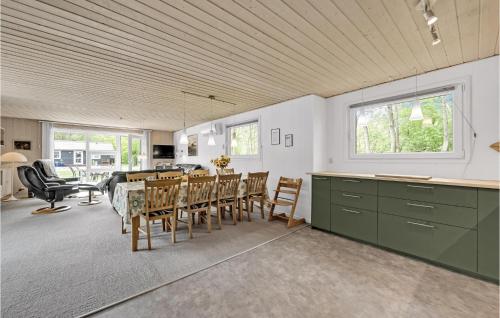 TV a/nebo společenská místnost v ubytování Four-Bedroom Holiday Home In Hemmet