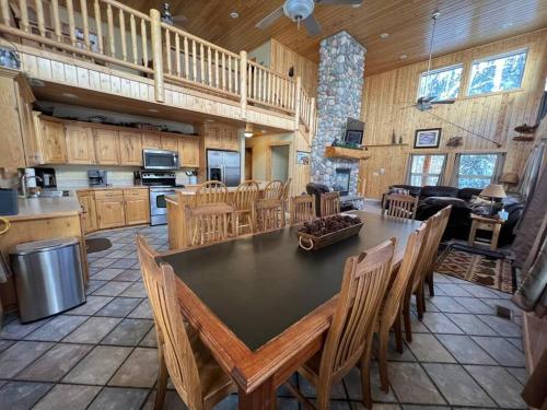 Η κουζίνα ή μικρή κουζίνα στο Mountain Life Cabin- 20 Miles to Yellowstone