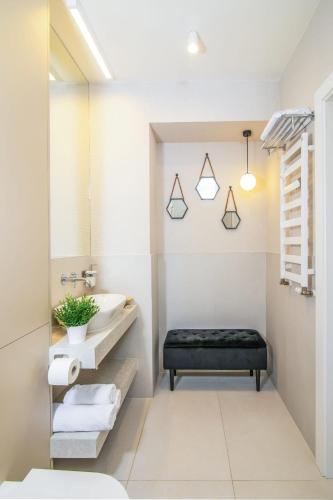 a bathroom with a sink and a toilet and a mirror at Donna Aparts 2 in Jastrzębia Góra