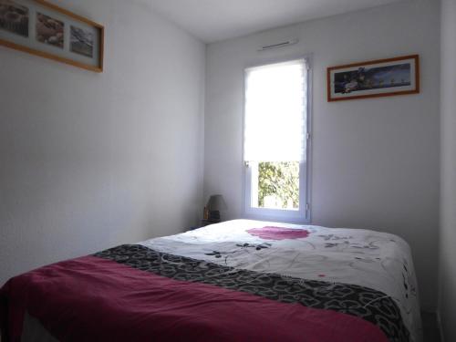 une chambre avec un lit avec une fenêtre dans l'établissement T2 aux Sables d'Olonne avec Terrasse, près de la Plage - FR-1-325-132, à Les Sables-dʼOlonne