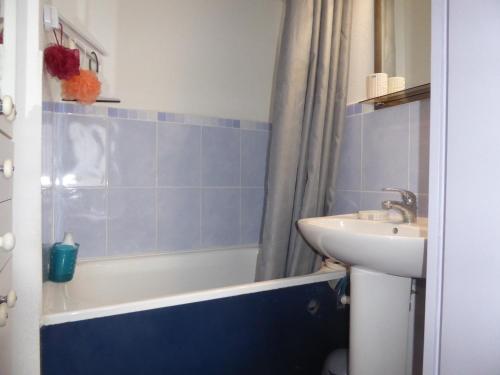 une salle de bain avec un lavabo et des toilettes et une baignoire et un lavabo dans l'établissement T2 aux Sables d'Olonne avec Terrasse, près de la Plage - FR-1-325-132, à Les Sables-dʼOlonne