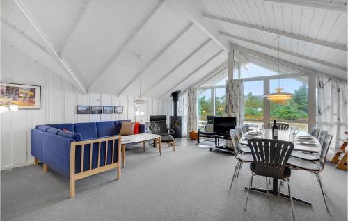 TV a/nebo společenská místnost v ubytování Holiday Home Tingodden Dnmk Da