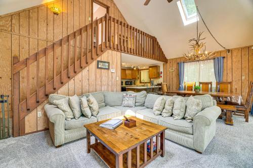 Posezení v ubytování Less Than 1 Mi to Lake Wallenpaupack Poconos Cabin Rental
