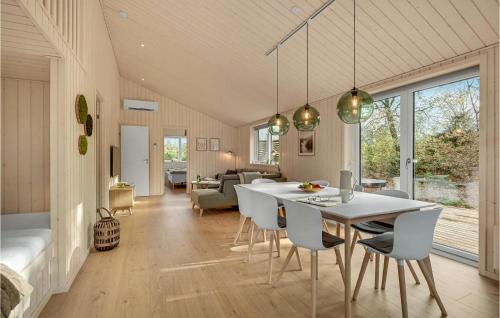 Posezení v ubytování Stunning Home In Henne With Kitchen