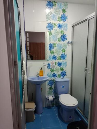 a bathroom with a blue toilet and a sink at Apartamento cómodo y confortable in San Andrés