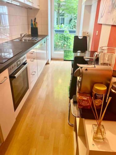 una cocina con fregadero y encimera en HQ Apartments Munich, en Múnich