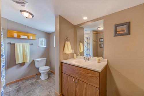 un baño con lavabo e inodoro en Sunrise Condo - Sunny Loft Bedrooms Near The Beach, en Pepin