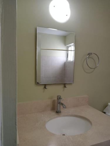 un bagno con lavandino e specchio di MONTERREY SUITES ALMERIA Short & Long Rent a Monterrey