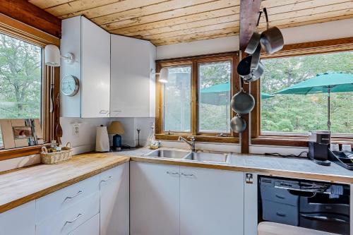 Kuchyň nebo kuchyňský kout v ubytování Nana’s Big Treehouse