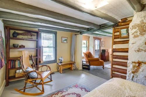 Χώρος καθιστικού στο 4 Mi to Historic District Calico Rock Cabin!