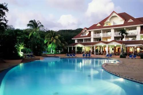 Bazén v ubytování News CleEnMain-Studio Babzou plus cadeau - Vue mer-Piscine-Jacuzzi-Plage-Bar nebo v jeho okolí