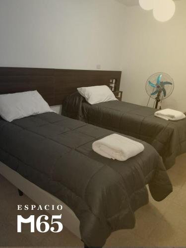 Giường trong phòng chung tại M65 Luxury Suit