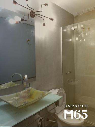 Phòng tắm tại M65 Luxury Suit