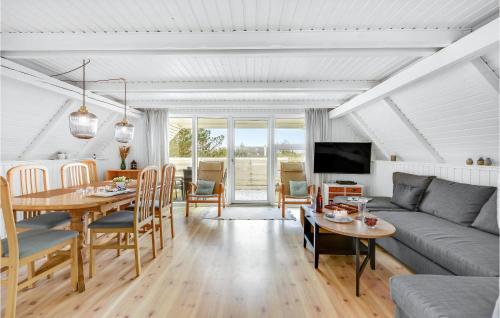 Posezení v ubytování Cozy Home In Hvide Sande