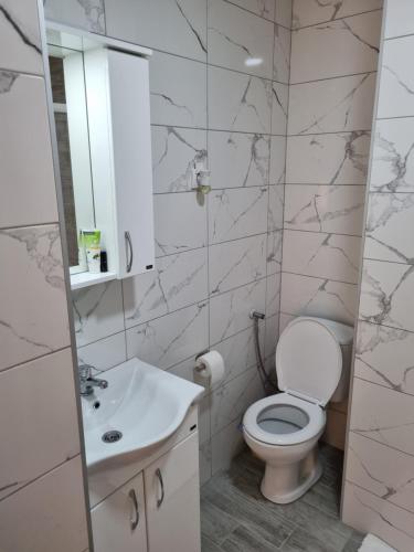 Ένα μπάνιο στο Sunset Apartman
