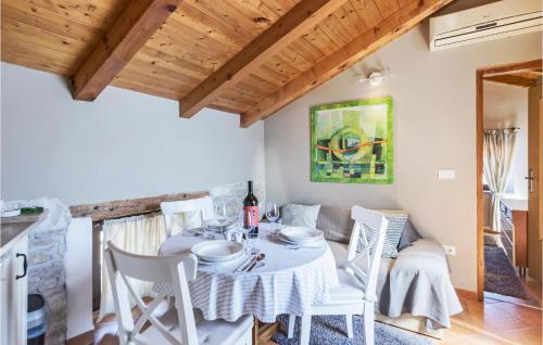 Ruang duduk di Cozy Apartment In Novigrad With Wifi
