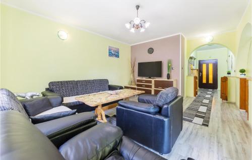 2 Bedroom Cozy Apartment In Pula