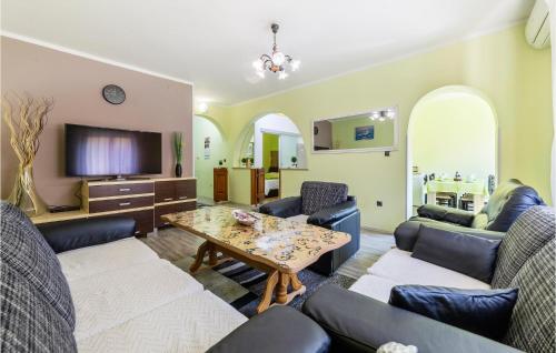 2 Bedroom Cozy Apartment In Pula