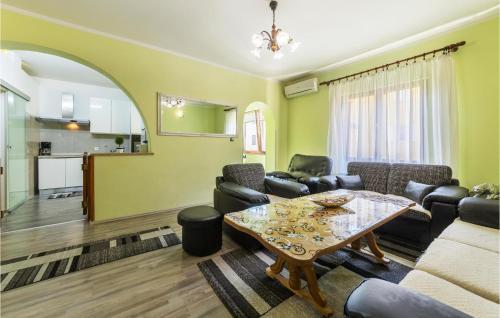 2 Bedroom Cozy Apartment In Pula