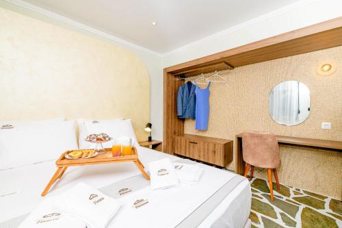 una stanza d'albergo con un letto e un tavolo di Finesse Comfort Apartments a Keramotí