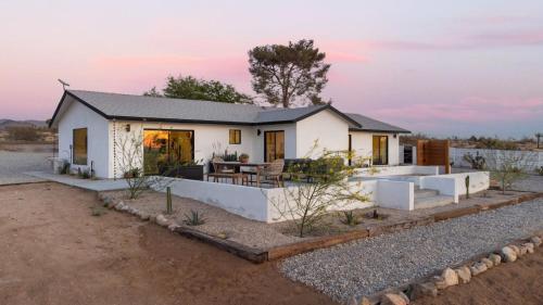 a house in the middle of the desert at Villa Yoku By The Cohost Company in Yucca Valley