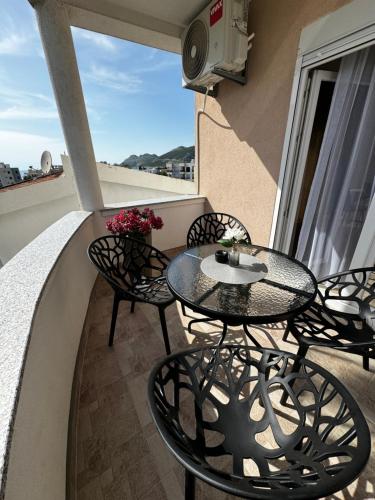 ein Balkon mit einem Tisch und Stühlen auf einem Balkon in der Unterkunft Lajla Apartments in Dobra Voda