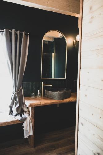 une salle de bain avec un lavabo et un miroir dans l'établissement Chalet Casteret-15 couchages-brasero-bain nordique, à Guchan