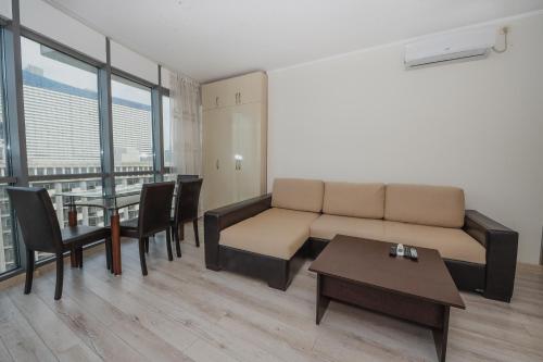 una sala de estar con un sofá y una mesa en Panoramic view, en Batumi