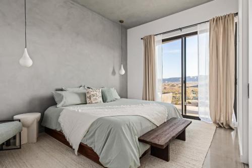 Postel nebo postele na pokoji v ubytování Revolve House By The Cohost Company