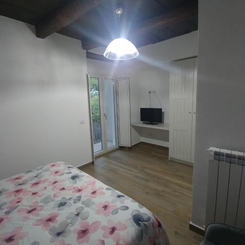 Una televisión o centro de entretenimiento en B&B Sotto il Figliolo